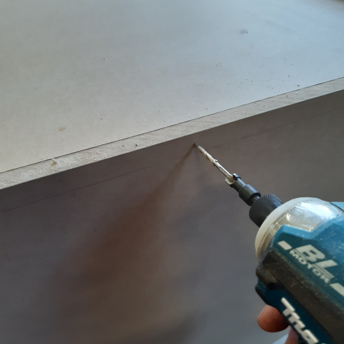 4.1 Pre-drilling and countersinking holes
