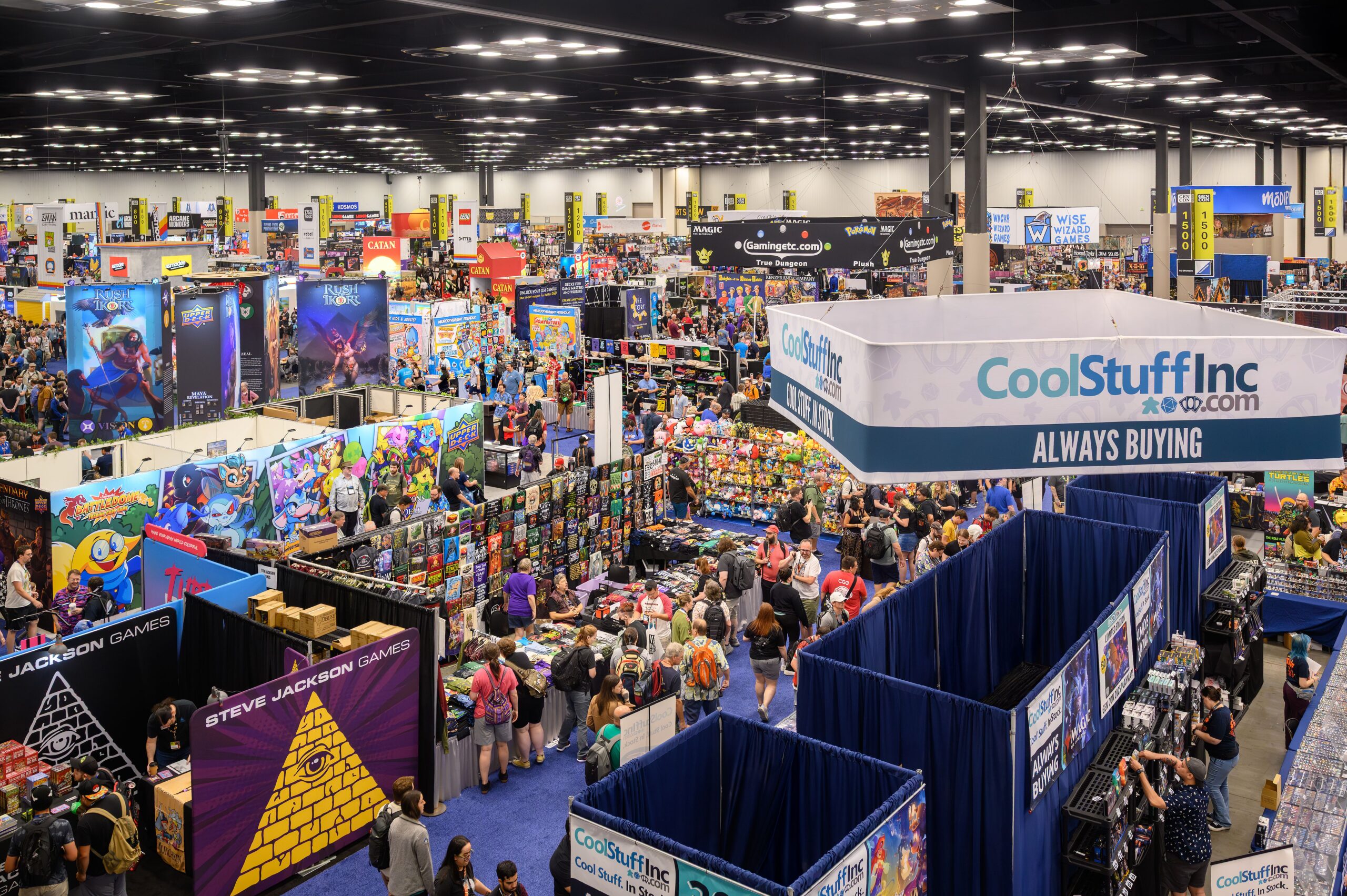 Huge crowds are gathered in the Gen Con exhibit hall
