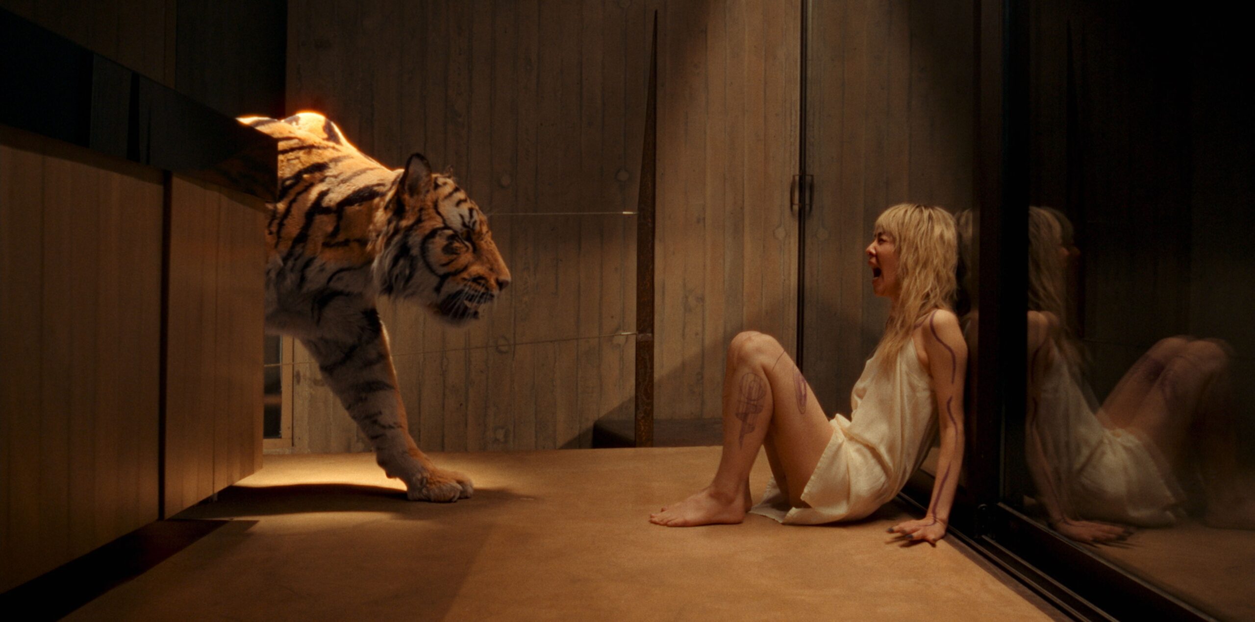 A tiger creeps up to a screaming blonde in Hot Spot