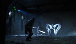 Remi facing a pale demon in Hell Is Us.