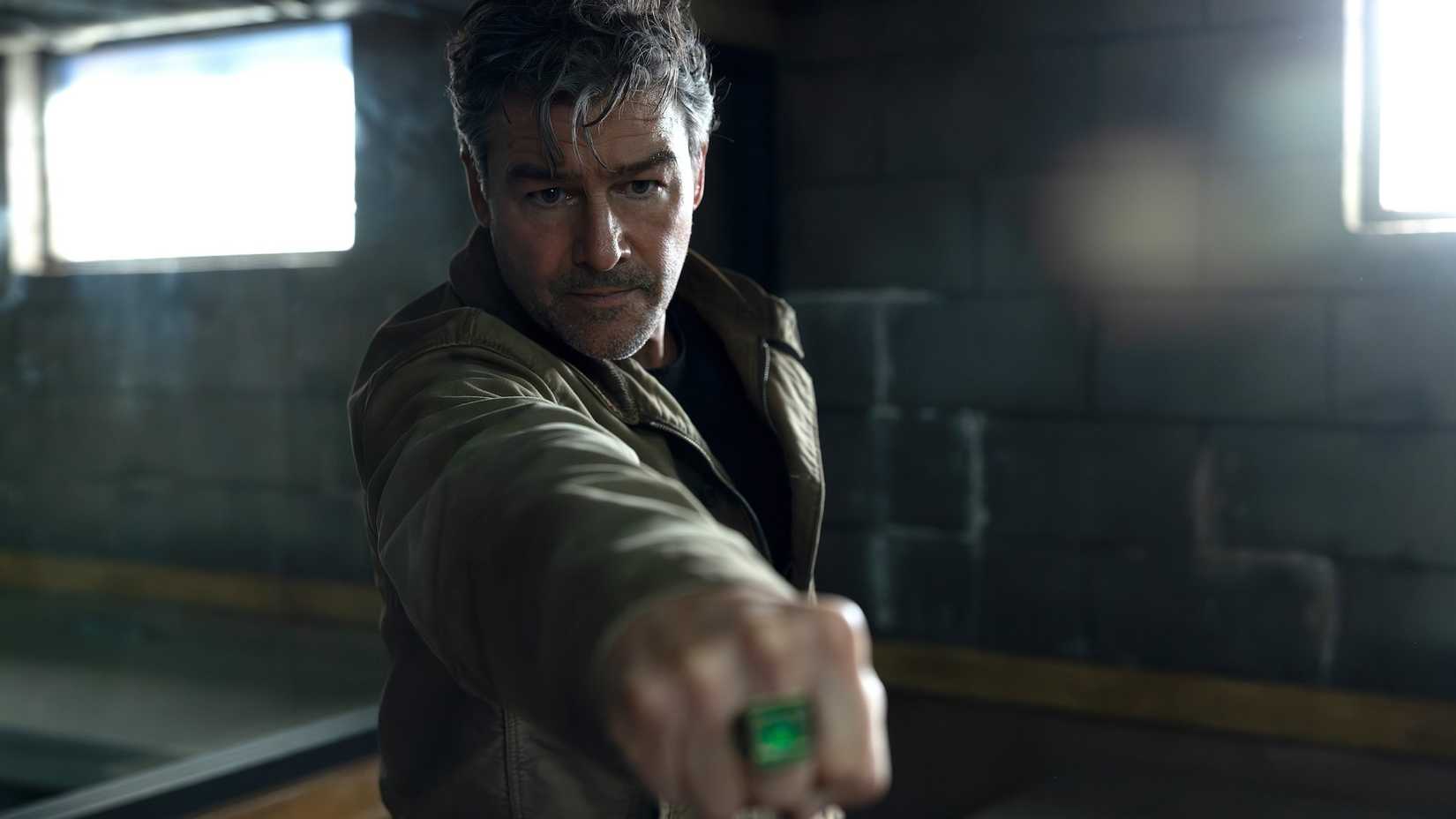 Hal Jordan (Kyle Chandler) holds forward his fist to wield his Green Lantern ring in Lanterns.