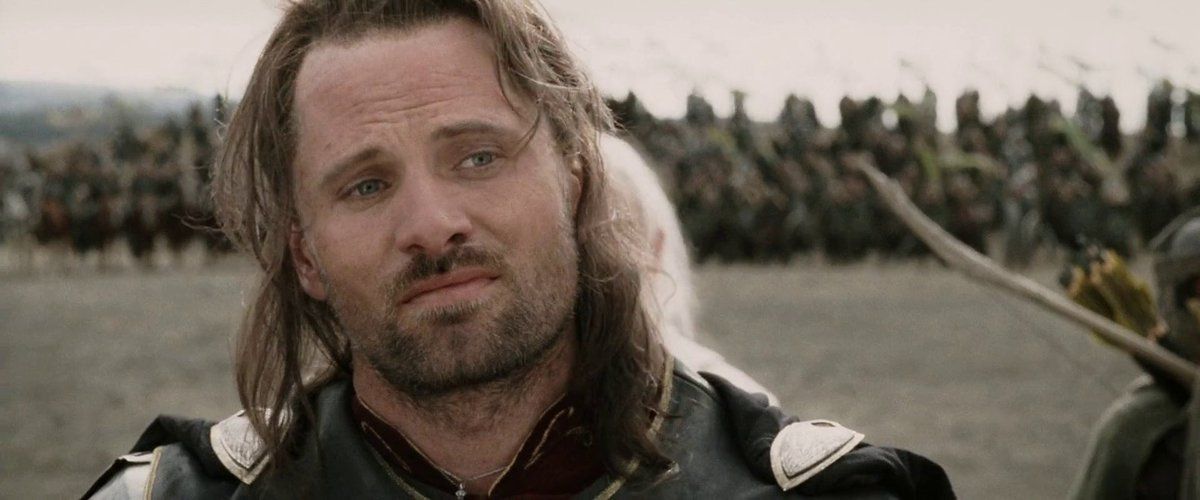 Aragorn makes an unimpressed face, with an army behind him, in The Lord of the Rings: Return of the King.