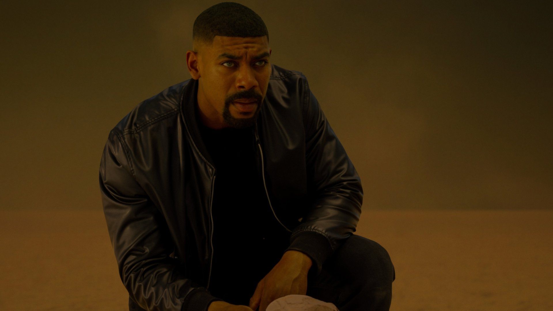 John Stewart (Aaron Pierre) holds an alien skull in Lanterns